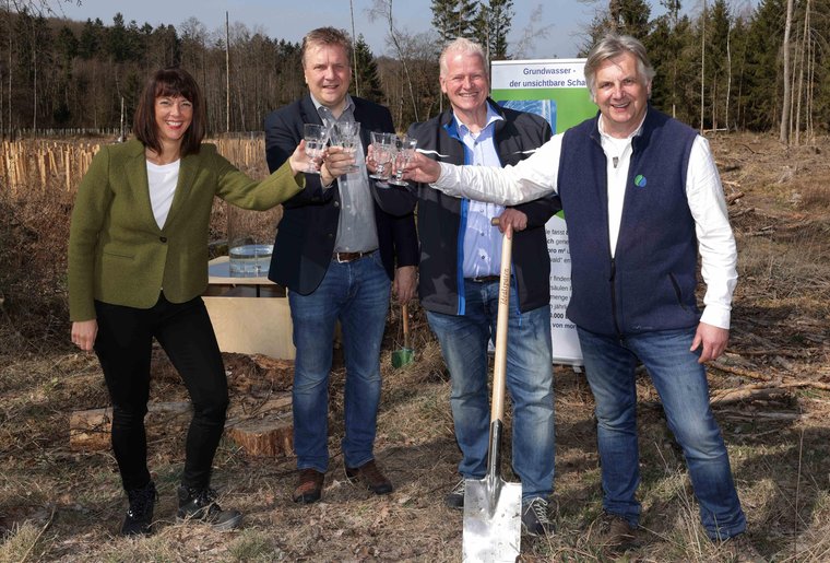 Anstoßen mit Trinkwasser