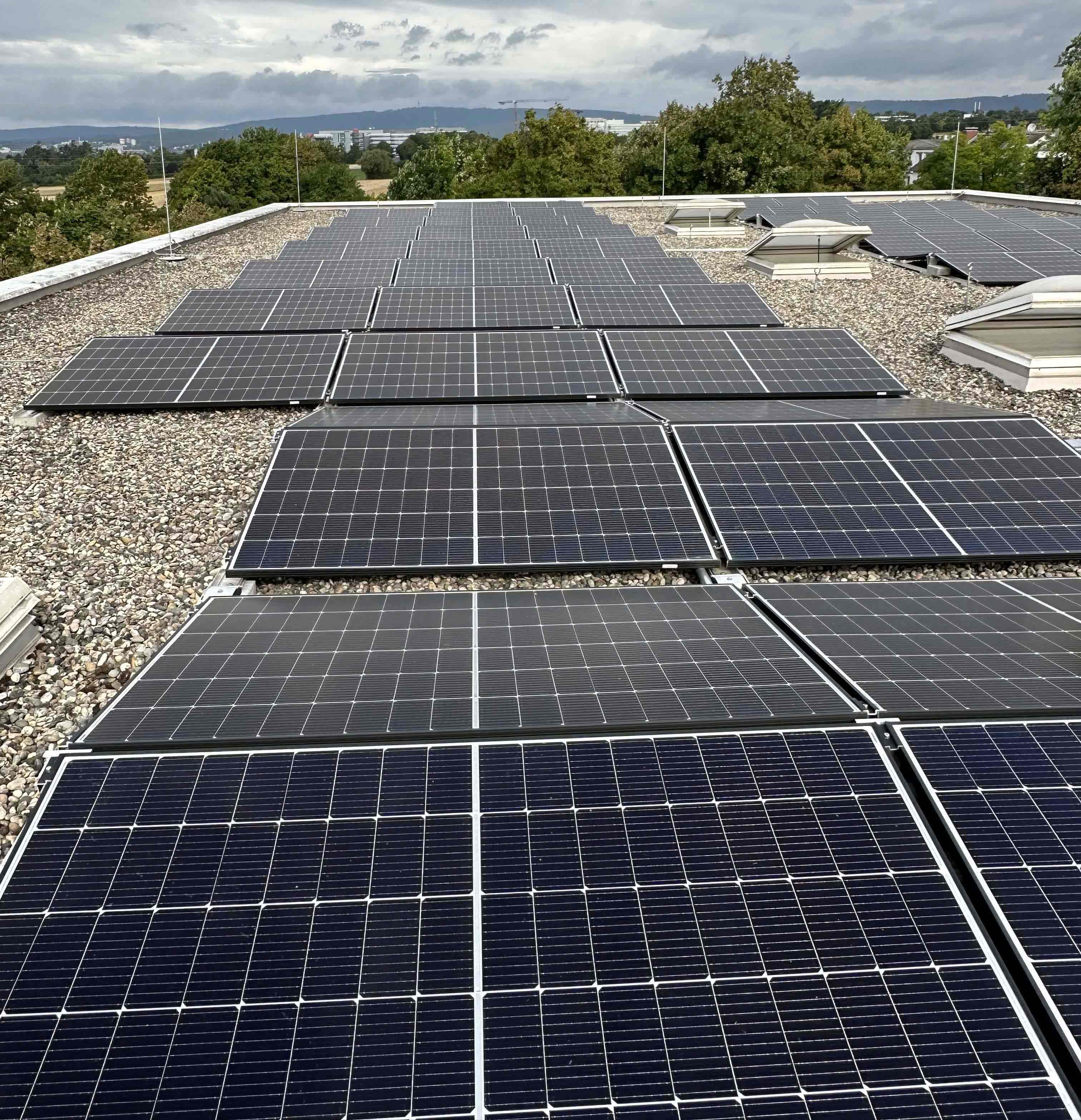 Nahaufnahme einer Solaranlage auf einem Dach