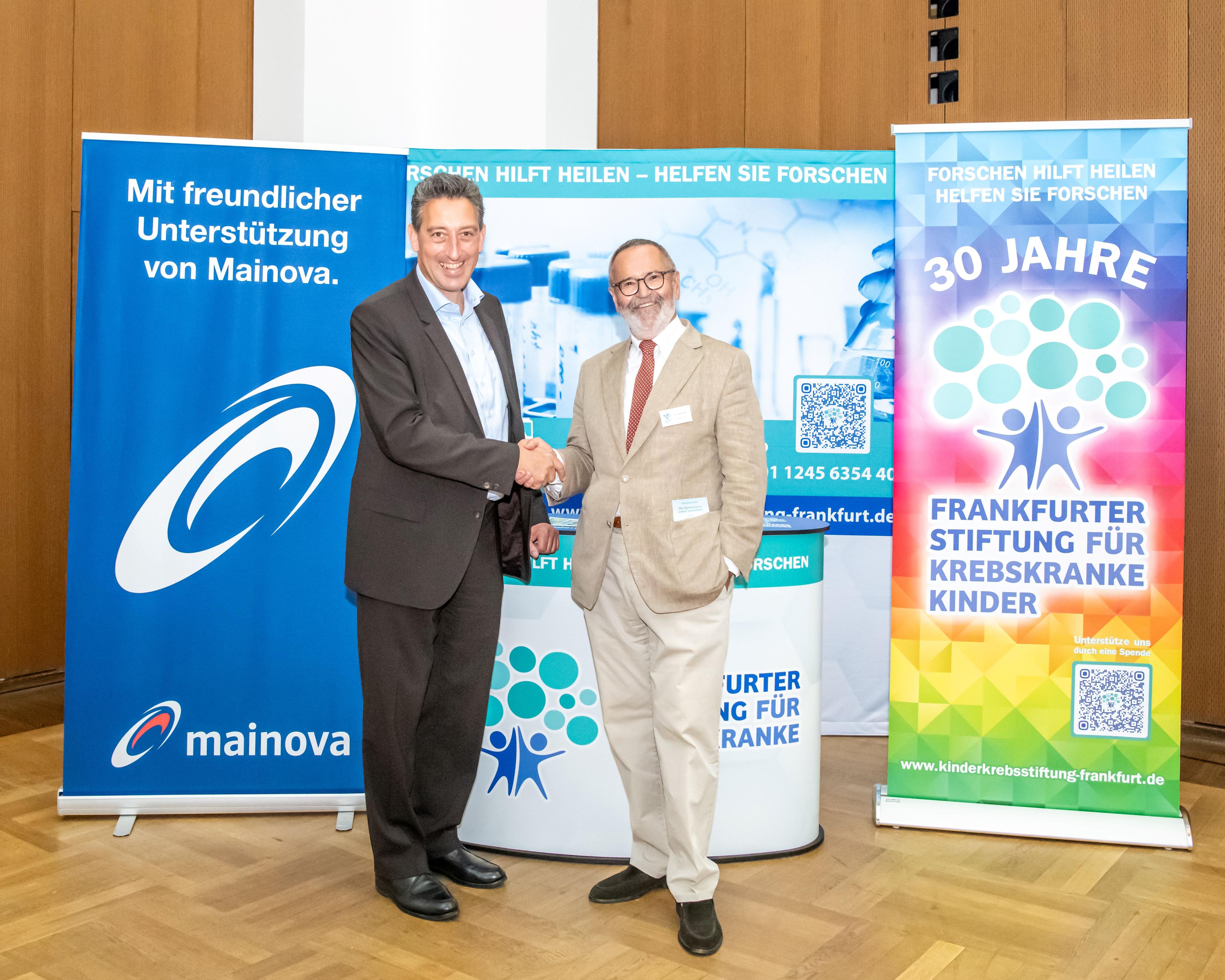 Zwei Männer schütteln sich die Hände.
