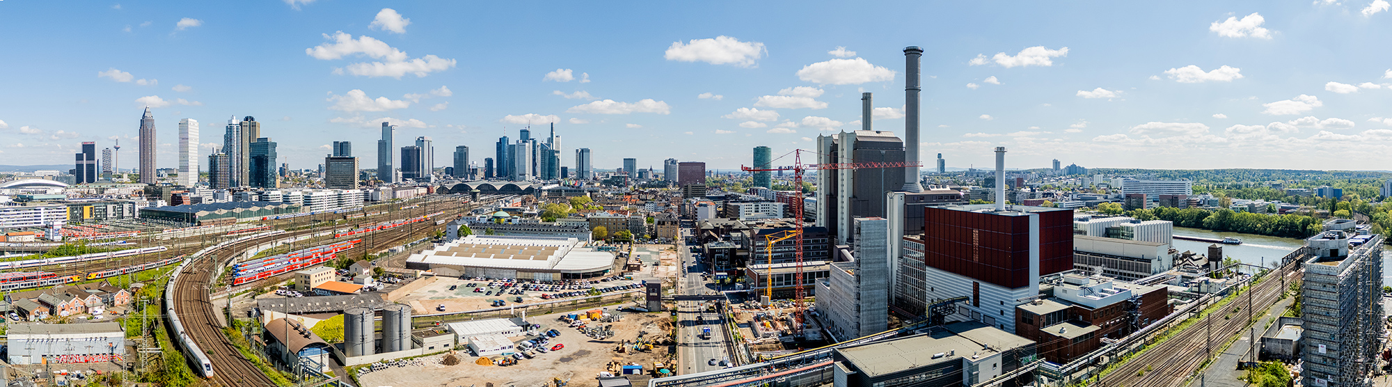 Heizkraftwerk West in Frankfurt aus der Vogelperspektive und Skyline im Hintergrund