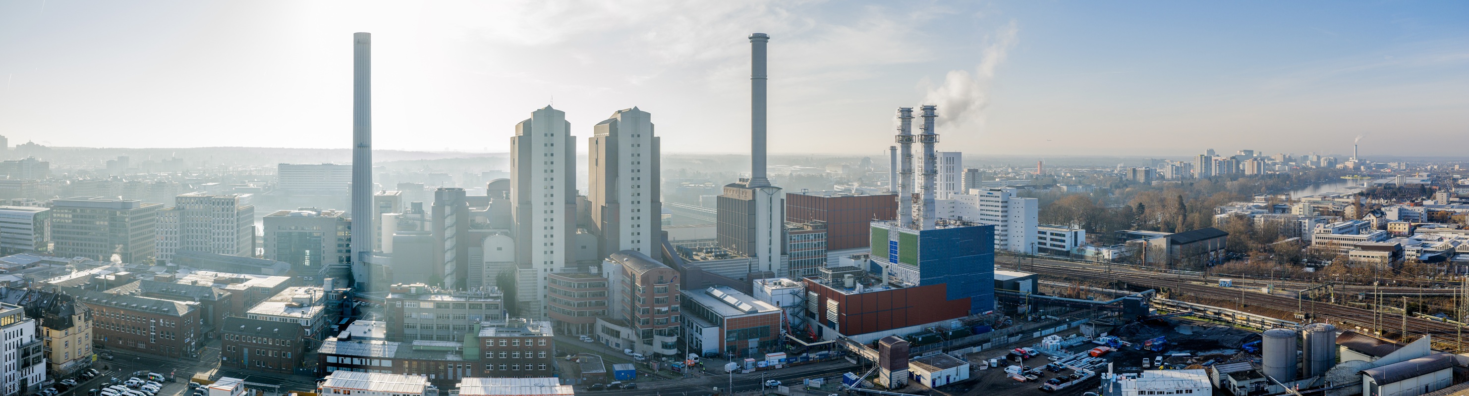 Heizkraftwerk West in Frankfurt aus der Vogelperspektive und Skyline im Hintergrund