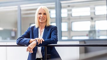 © Mainova/DennisMöbus Recruiterin Silvie Niklas steht an einem Geländer