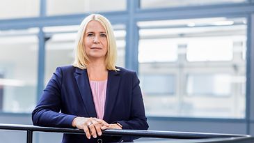 © Mainova/DennisMöbus Recruiterin Silvie Niklas steht an einem Geländer