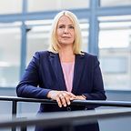 © Mainova/DennisMöbus Recruiterin Silvie Niklas steht an einem Geländer
