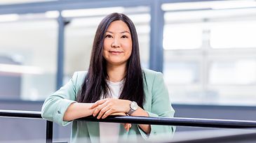 © Mainova/DennisMöbus Recruiterin Ji Hyun Kwon steht an einem Geländer