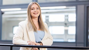 © Mainova/DennisMöbus Recruiterin Sophie Dellzeit steht an einem Geländer
