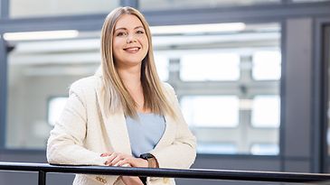 © Mainova/DennisMöbus Recruiterin Sophie Luther steht an einem Geländer