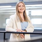 © Mainova/DennisMöbus Recruiterin Sophie Luther steht an einem Geländer