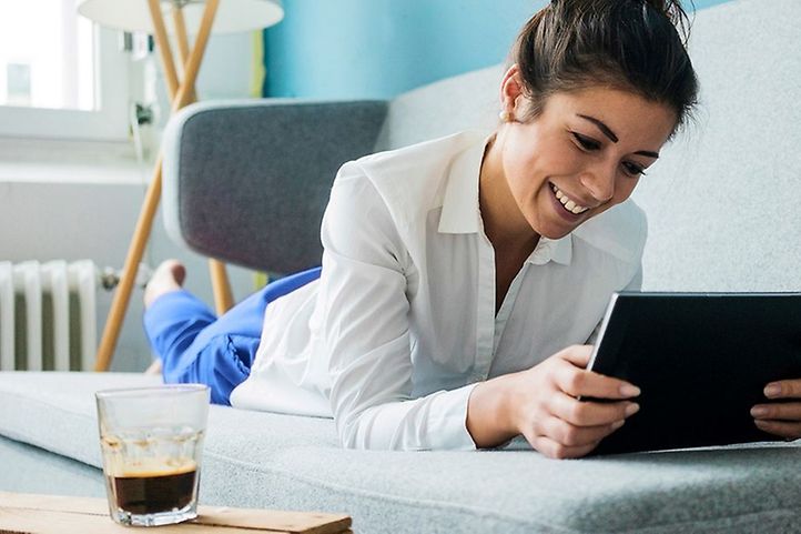 Frau checkt Gasverbrauch auf dem Tablet