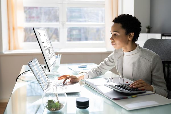 Junge Frau arbeitet am Computer.