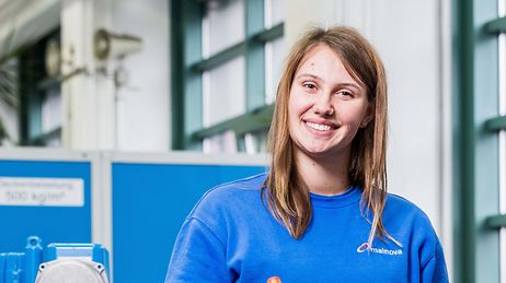© Mainova Schülerin im Blaumann schaut in die Kamera