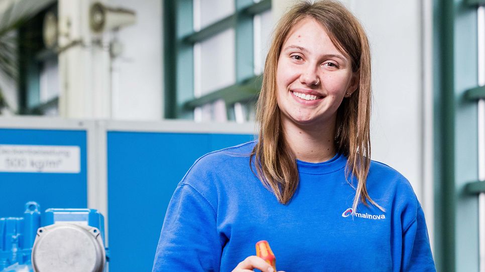 © Mainova Schülerin im Mainova Blaumann lächelt in die Kamera
