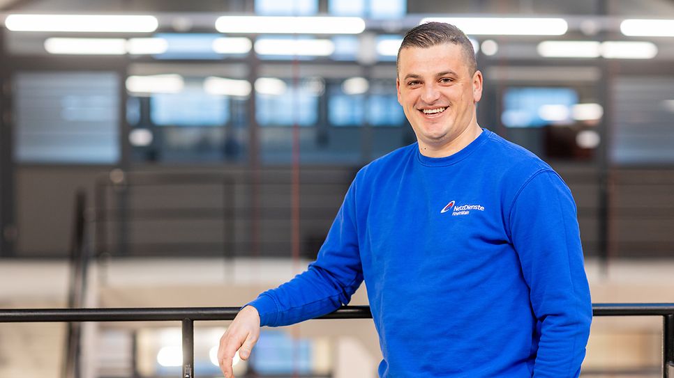 © Mainova Edin Sehic stellt im Ausbildungszentrum an einem Geländer