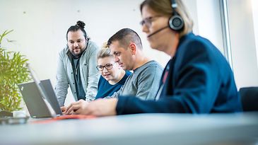 © Mainova/AndreFormer Gruppe Menschen schaut auf ein Notebook