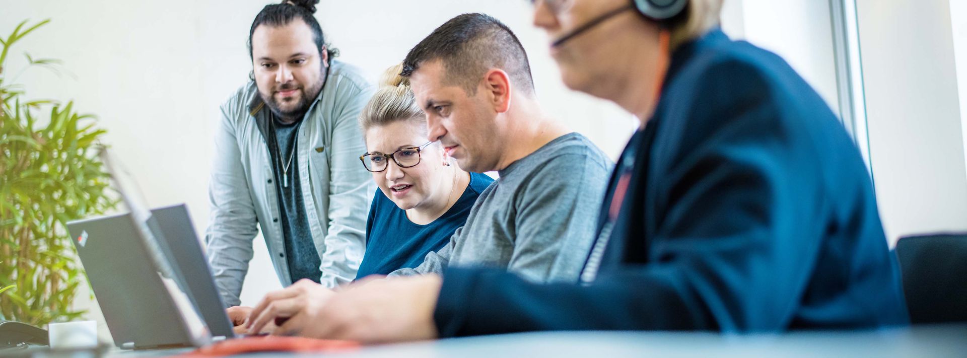 © Mainova/AndreFormer Gruppe Menschen schaut auf ein Notebook