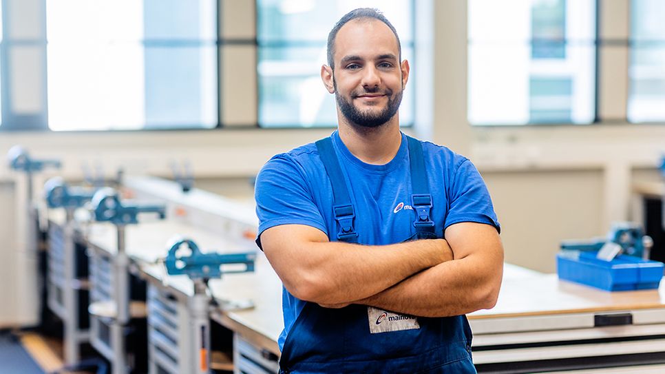 © Mainova/DennisMöbus Herr Ove Schneider steht vor einer Werkbank im Ausbildungszentrum