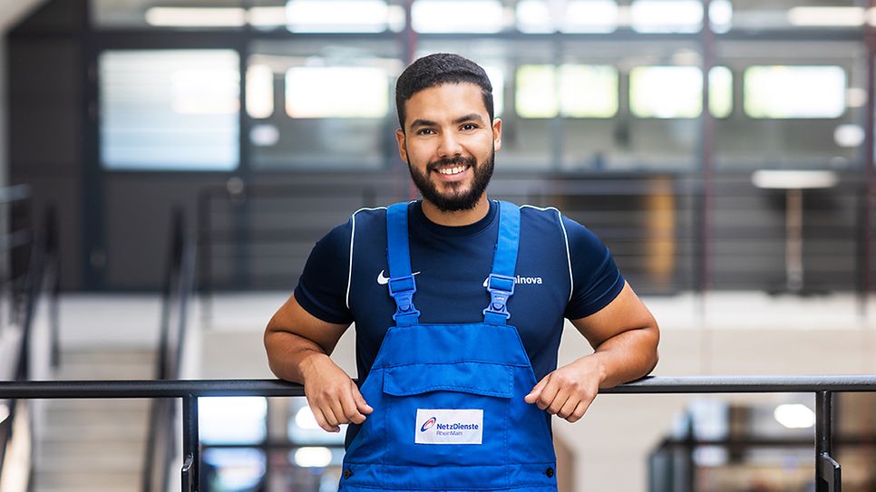 © Mainova/DennisMöbus Herr Zakaria Chbani angelehnt an einem Gelände im Ausbildungszentrum