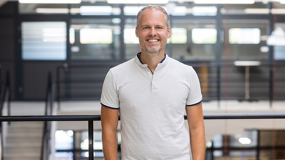 © Mainova/DennisMöbus Patrick Seufert angelehnt an einem Gelände im Ausbildungszentrum