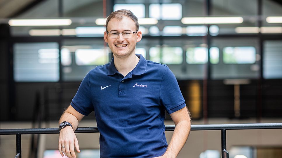 © Mainova/DennisMöbus Oliver Sell angelehnt an einem Gelände im Ausbildungszentrum