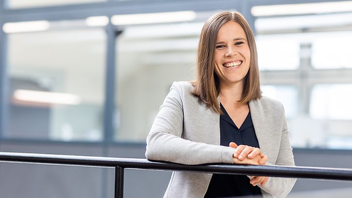 Recruiterin Corinna Kreuzer steht an einem Geländer