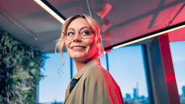 Seitenprofil einer Frau in einer Büro Umgebung 