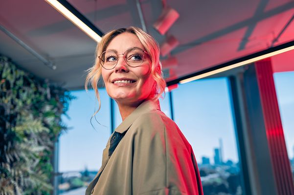 Seitenprofil einer Frau in einer Büro Umgebung 