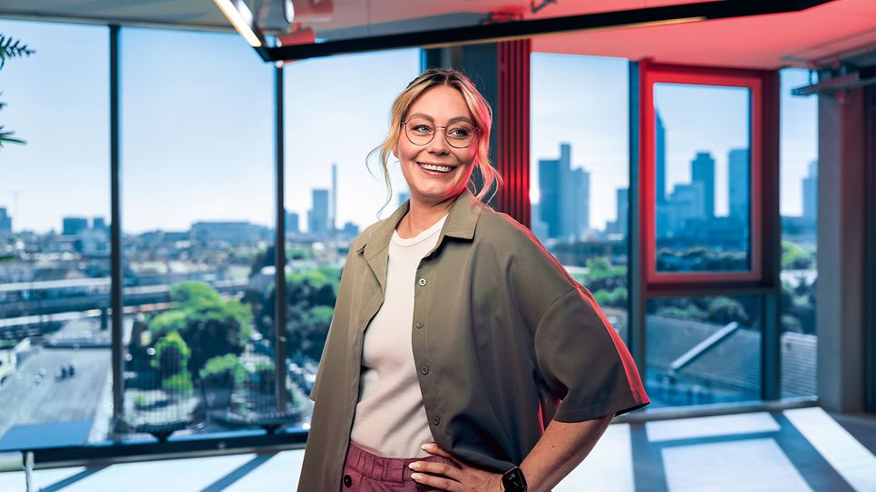 Frau lächelt seitlich in die Kamera