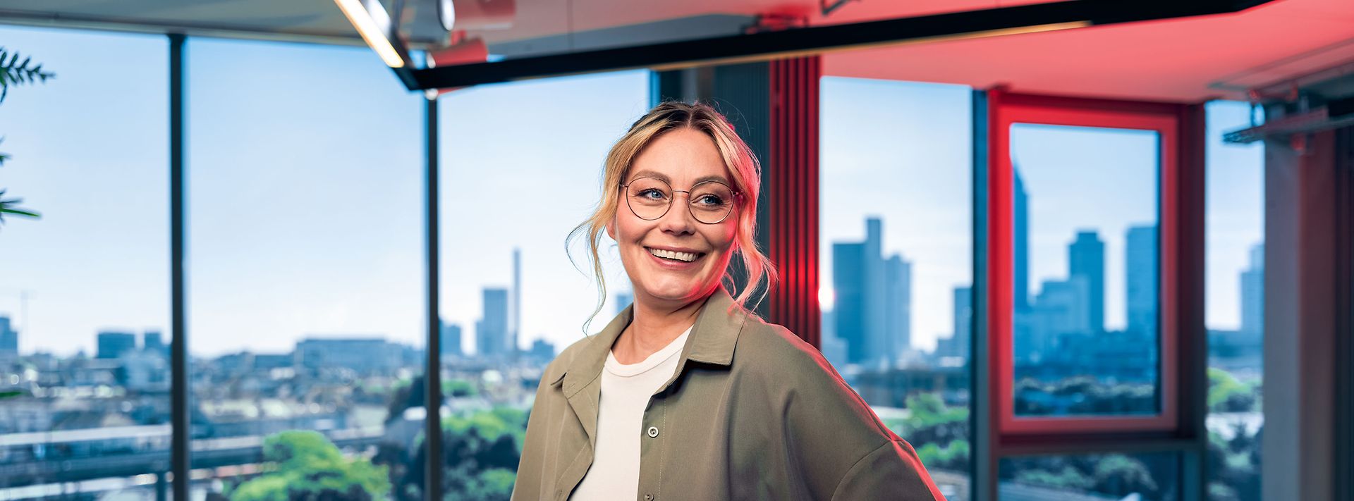 Frau lächelt seitlich in die Kamera