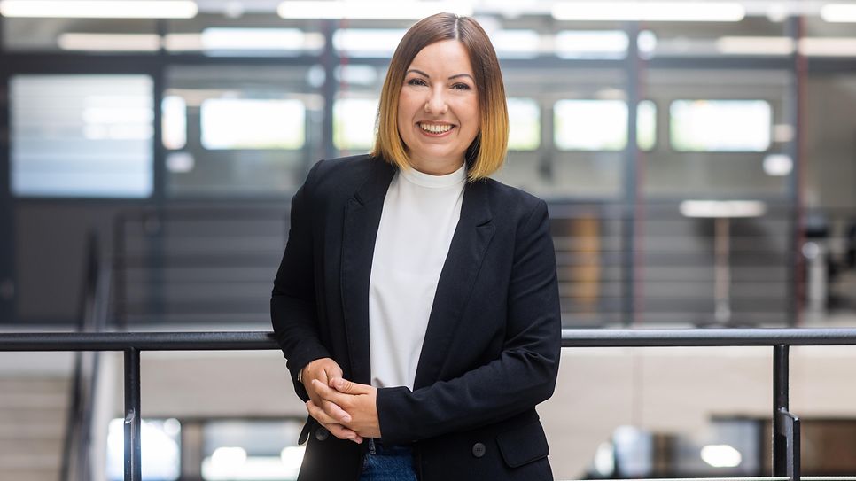 © Mainova/DennisMöbus Marina Pandzic angelehnt an einem Gelände im Ausbildungszentrum