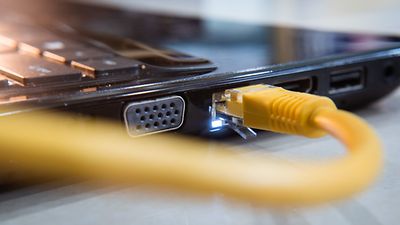 LAN-Kabel angeschlossen an Laptop