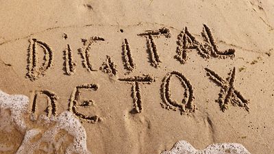 Schrift im Sand, zeigt Digital Detox