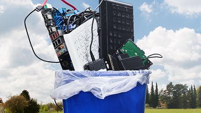 Elektrogeräte in einem blauen Mülleimer