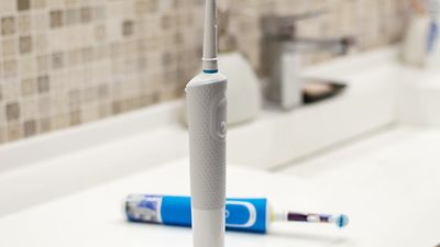 Zwei elektrische Zahnbürsten und Ladegerät