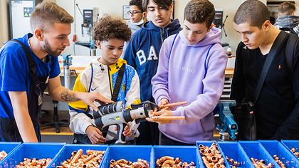 Schüler arbeiten und testen ein Werkzeug