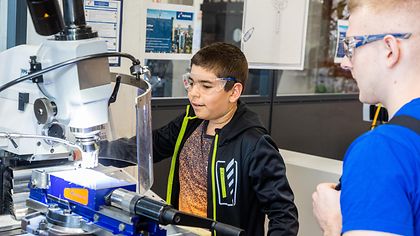 Schüler arbeitet an einer Maschine
