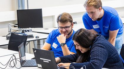 Schülerin tippt etwas auf einem Notebook