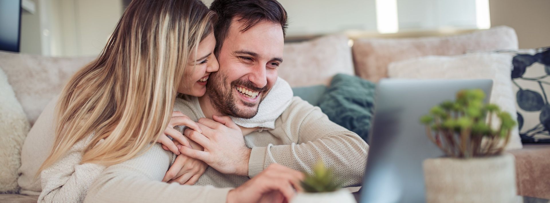 © Quelle: https://www.istockphoto.com/Ivanko_Brnjakovic Junges Oärchen sitzt auf dem Sofa vor dem Laptop.