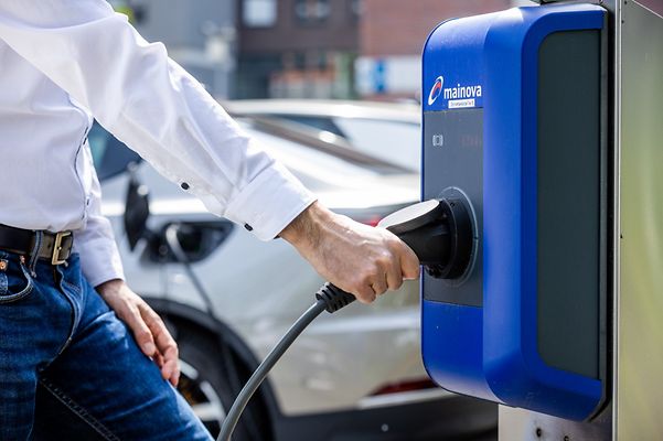 mainova_laden_hand_shooting