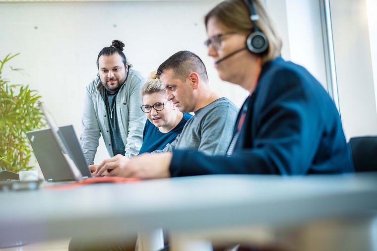© Mainova/AndreFormer Gruppe Menschen schaut auf ein Notebook