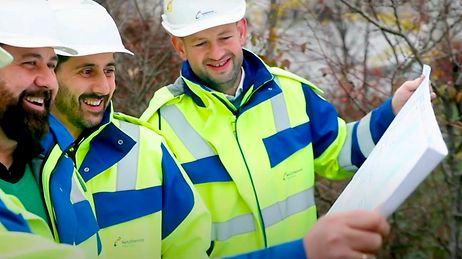 © Mainova/DennisMöbus Gruppe mit Ingenieuren lie0ßt gemeinsam eine Zeichnung