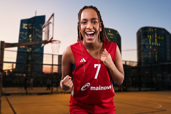 Sportlerin im Mainova Trikot