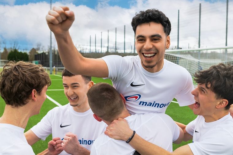 Kinder und Erwachsene verschiedener Sportarten in Mainova Trikots.