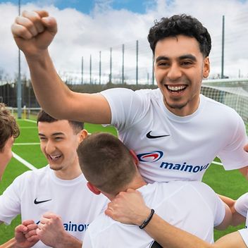 © Mainova Mitglieder einer Fußballmannschaft jubelnd in Mainova Trikots.