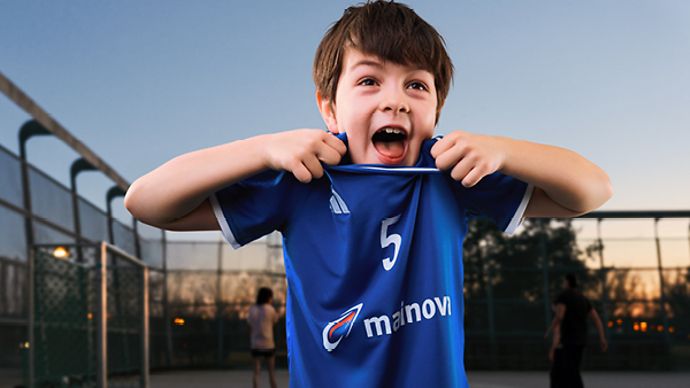 Kind im Mainova Trikot