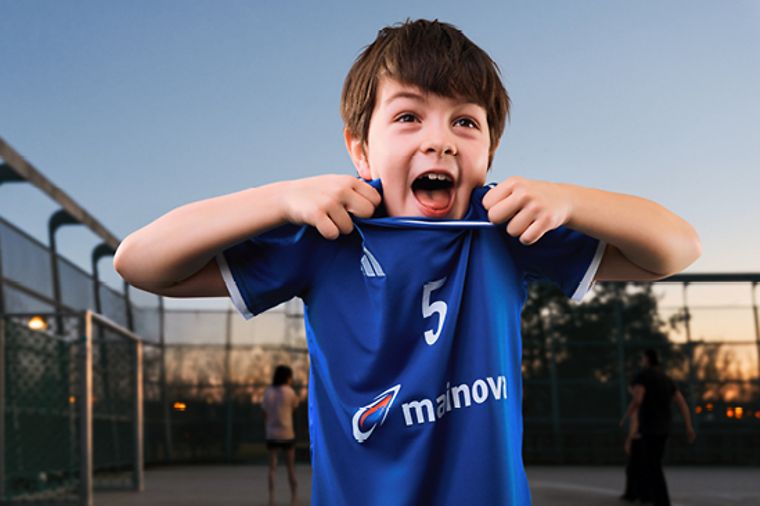 Kind im Mainova Trikot