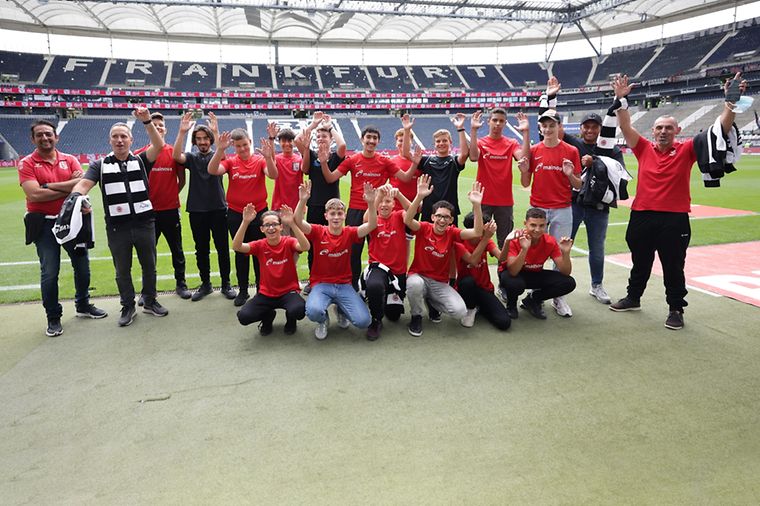 Glückliche Gewinner beim Eintracht-Erlebnis-Tag