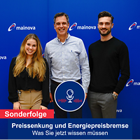 © Mainova Die beiden Moderatoren und Jörg Schulze Steinen stehen lächelnd vor einer Wand mit Mainova-Logo
