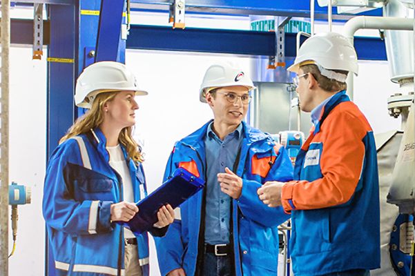 © Mainova/AndreForner Gruppe mit Helm bespricht sich im Maschinenraum