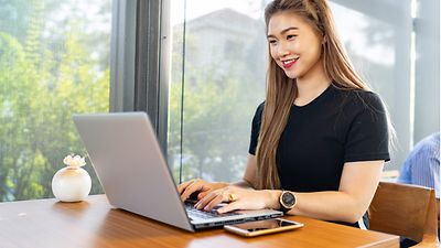 Junge Frau ließt am Notebook einen Text