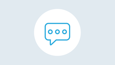 Blaue Sprechblase in weißem Kreis auf grauem Hintergrund 